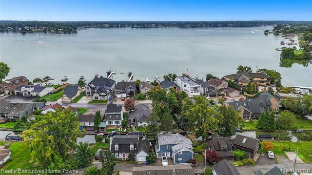 1400 Rossdale Drive, Waterford, MI 48328