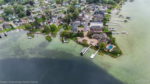 1400 Rossdale Drive, Waterford, MI 48328