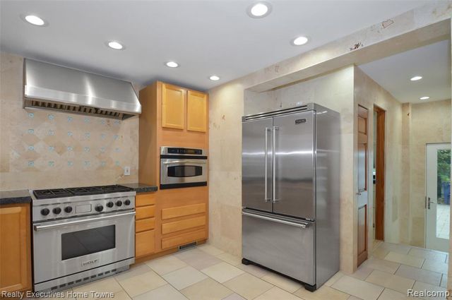 1400 Rossdale Drive, Waterford, MI 48328