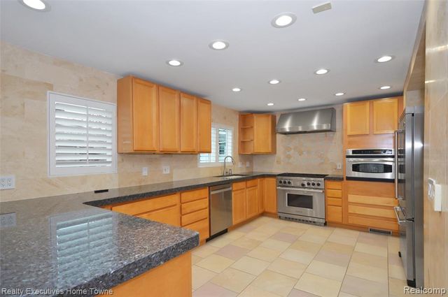 1400 Rossdale Drive, Waterford, MI 48328