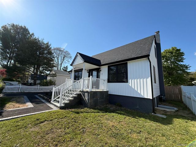 7 E Lakeland Street, Bay Shore, NY 11706