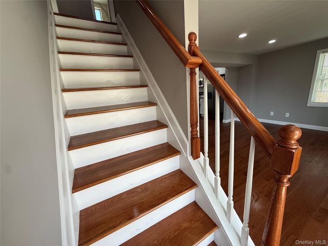 7 E Lakeland Street, Bay Shore, NY 11706