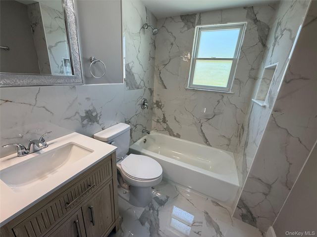 7 E Lakeland Street, Bay Shore, NY 11706