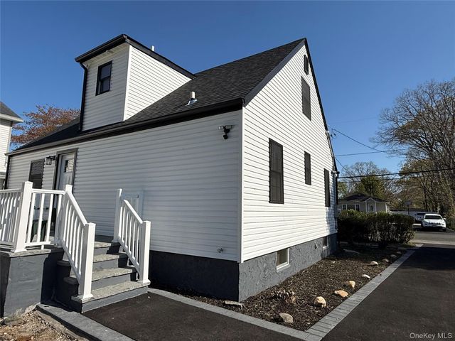 7 E Lakeland Street, Bay Shore, NY 11706