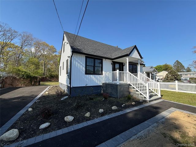7 E Lakeland Street, Bay Shore, NY 11706