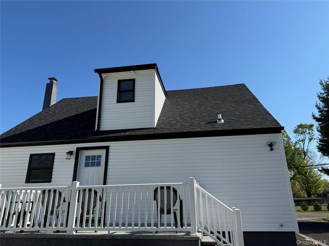 7 E Lakeland Street, Bay Shore, NY 11706