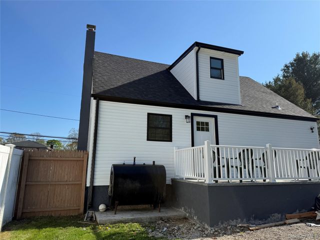 7 E Lakeland Street, Bay Shore, NY 11706