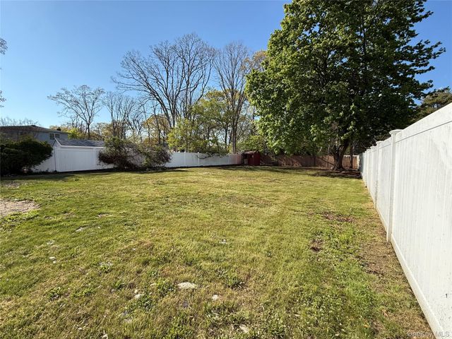 7 E Lakeland Street, Bay Shore, NY 11706