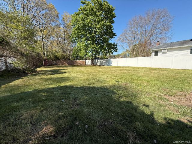 7 E Lakeland Street, Bay Shore, NY 11706