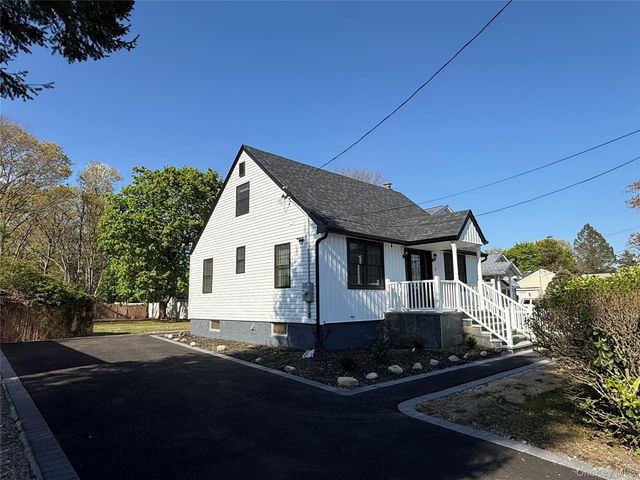 7 E Lakeland Street, Bay Shore, NY 11706