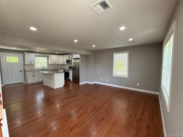 7 E Lakeland Street, Bay Shore, NY 11706