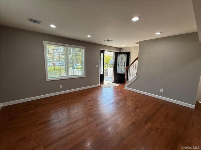7 E Lakeland Street, Bay Shore, NY 11706