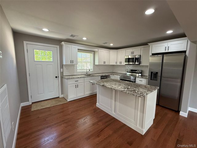 7 E Lakeland Street, Bay Shore, NY 11706