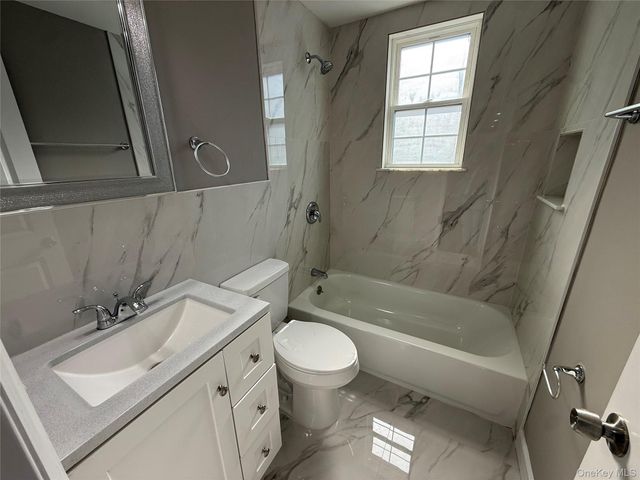 7 E Lakeland Street, Bay Shore, NY 11706