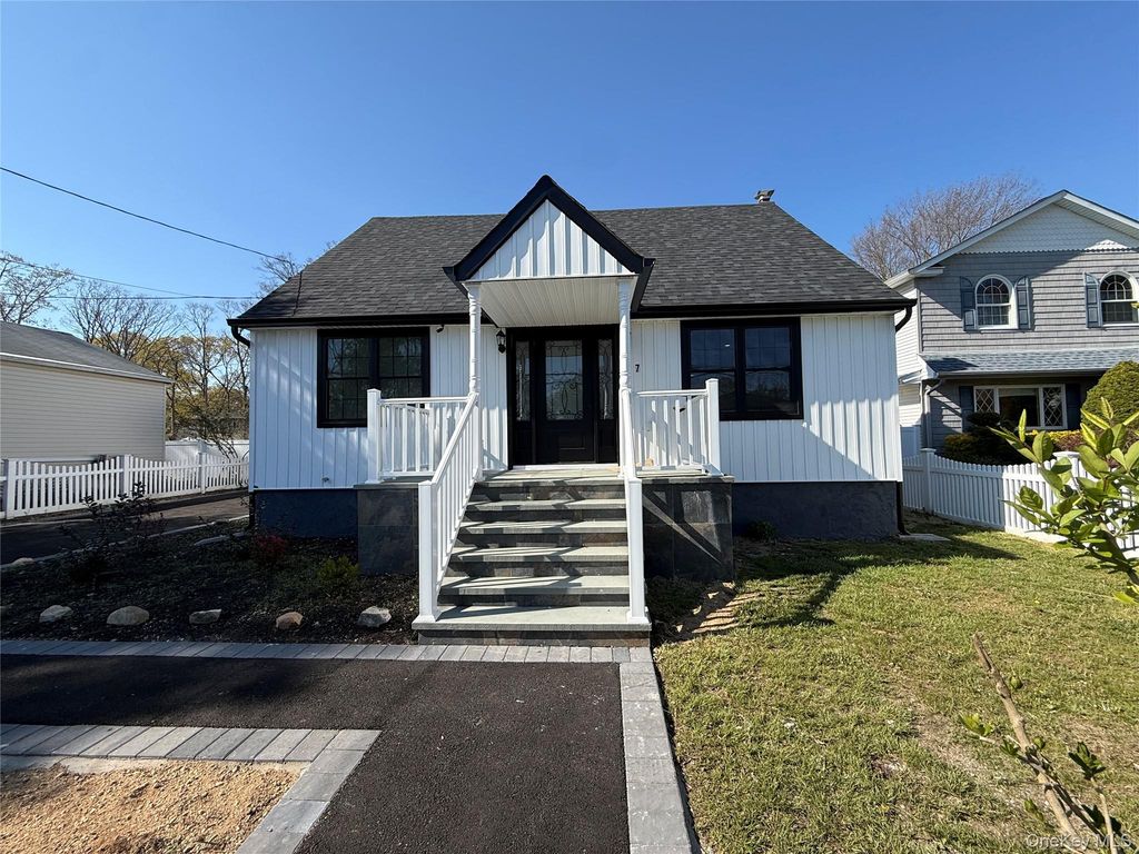 7 E Lakeland Street, Bay Shore, NY 11706