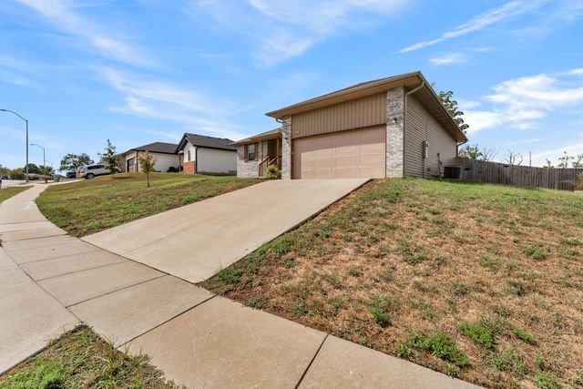 633 S Southgate Drive, Nixa, MO 65714