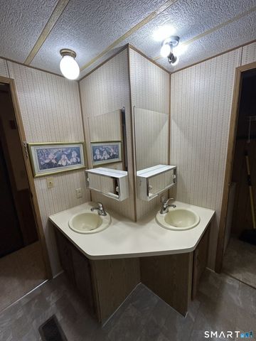 8 Wheeler Brook Park, Stonington, CT 06378