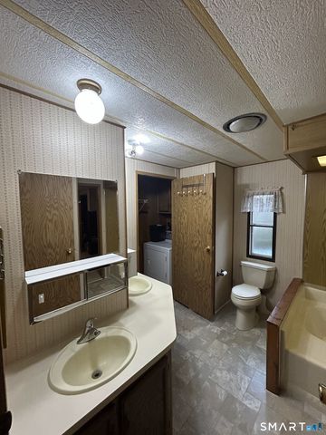 8 Wheeler Brook Park, Stonington, CT 06378