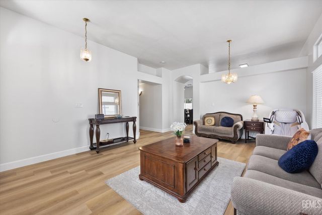 5211 Grogan Drive, Bakersfield, CA 93313