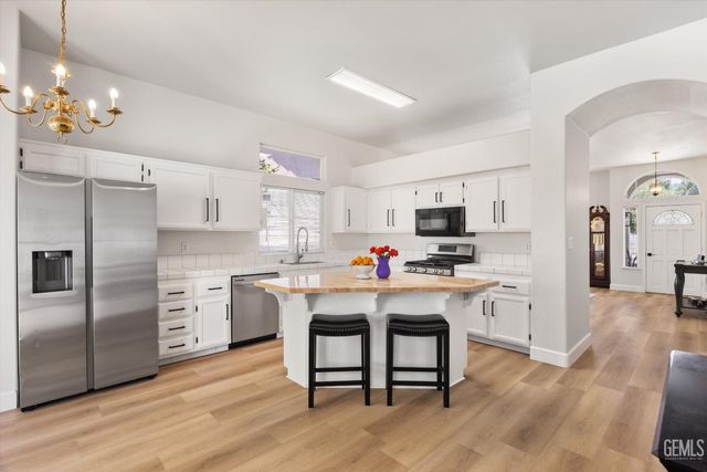 5211 Grogan Drive, Bakersfield, CA 93313