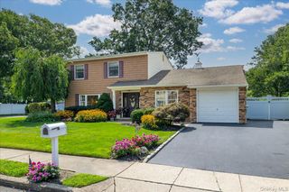 46 Berkshire Road, Holbrook, NY 11741