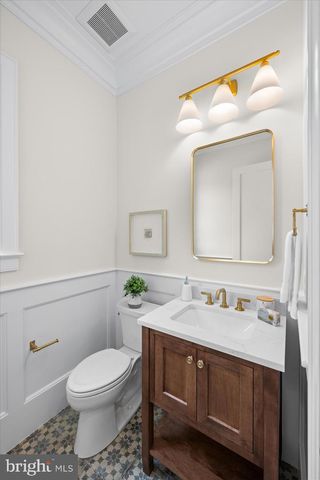 6804 MONTOUR DR, Falls Church, VA 22043