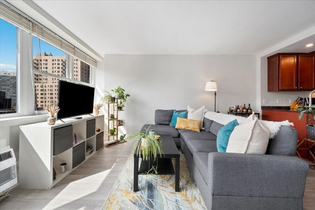 2300 N Commonwealth Avenue 7H, Chicago, IL 60614