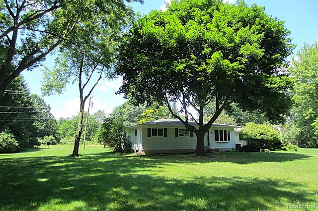 3944 Dartmouth Road, Brandon Charter Township, MI 48371