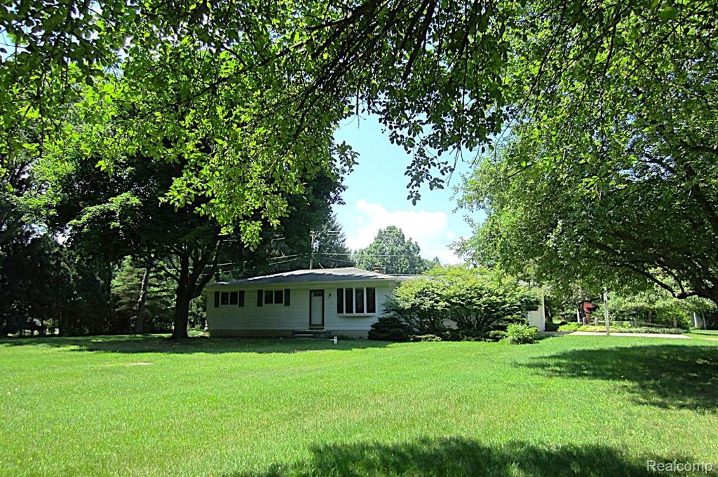 3944 Dartmouth Road, Brandon Charter Township, MI 48371