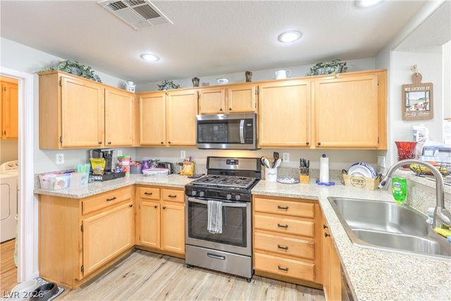 10200 Deerfield Beach Avenue 102, Las Vegas, NV 89129