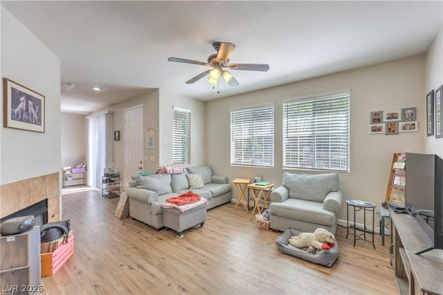 10200 Deerfield Beach Avenue 102, Las Vegas, NV 89129