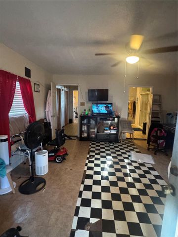 2011 Mary Moody Northen Boulevard, Galveston, TX 77551