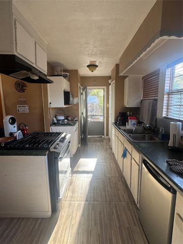 2011 Mary Moody Northen Boulevard, Galveston, TX 77551