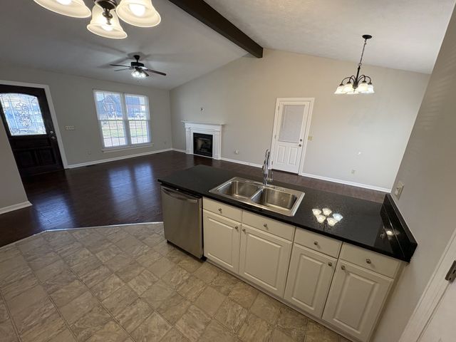 2002 Dogwood Ln, Greenbrier, TN 37073