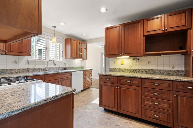 19 Highland St, Gloucester, MA 01930