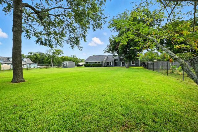 319 S Jamison Street, La Porte, TX 77571
