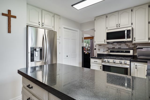 881 Willowbrook Drive, Wheeling, IL 60090