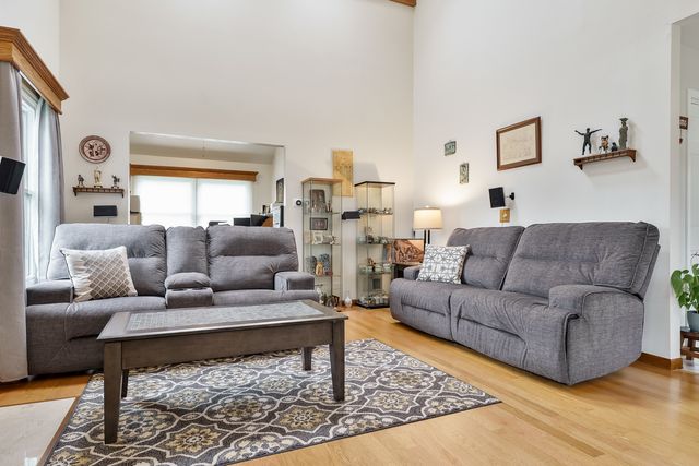 881 Willowbrook Drive, Wheeling, IL 60090
