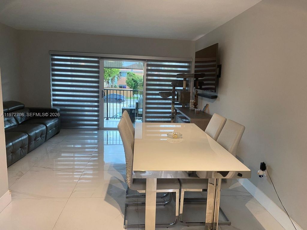 40 NW 87th Ave D211, Miami, FL 33172