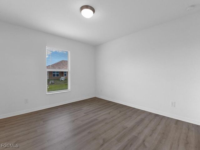 820 NE 44th LN, Cape Coral, FL 33909