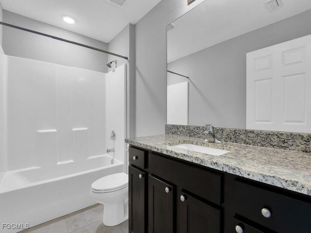 820 NE 44th LN, Cape Coral, FL 33909