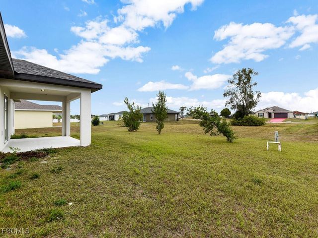 820 NE 44th LN, Cape Coral, FL 33909