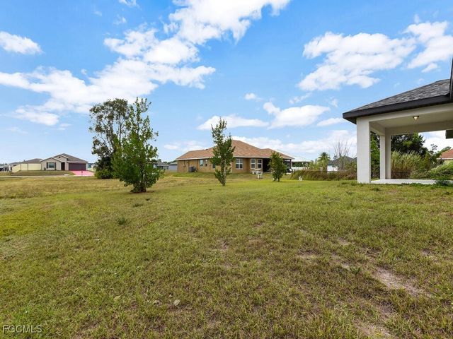820 NE 44th LN, Cape Coral, FL 33909