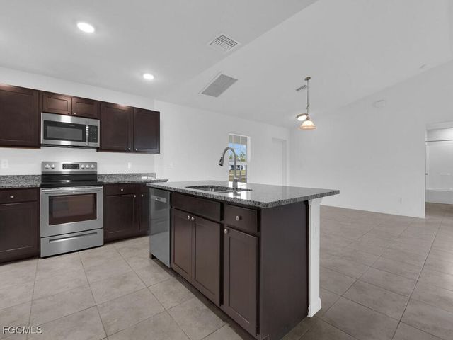 820 NE 44th LN, Cape Coral, FL 33909