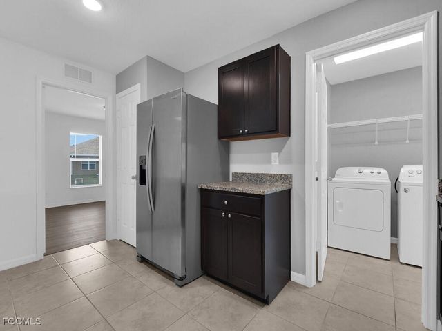 820 NE 44th LN, Cape Coral, FL 33909