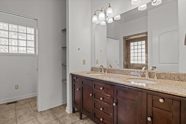 1077 Claylick Rd, White Bluff, TN 37187