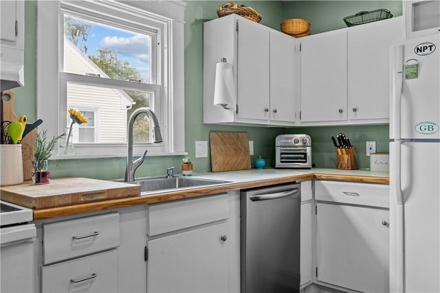 129 Bliss Mine Road, Newport, RI 02840