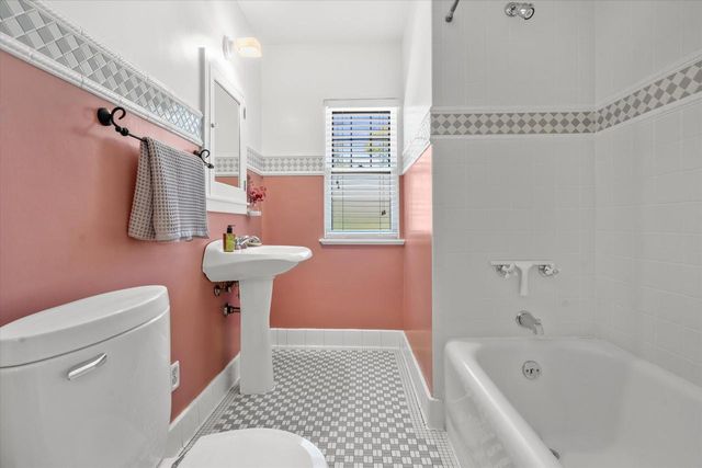 7015 Milwaukee River PARKWAY, Glendale, WI 53209