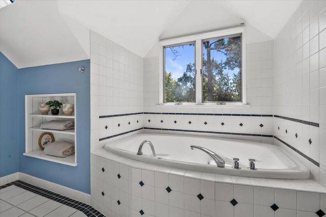7015 Milwaukee River PARKWAY, Glendale, WI 53209