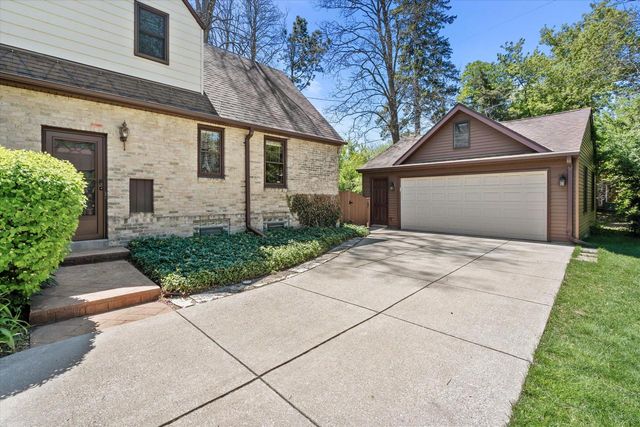 7015 Milwaukee River PARKWAY, Glendale, WI 53209